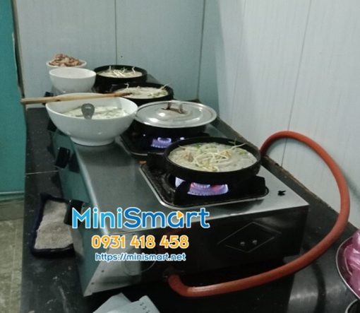 banh xeo mien trung bang bep gas 4 hong dai dung nau mi cay do banh xeo Bếp gas 4 họng dài nấu mì cay, cơm niêu, đổ bánh xèo, xào bò